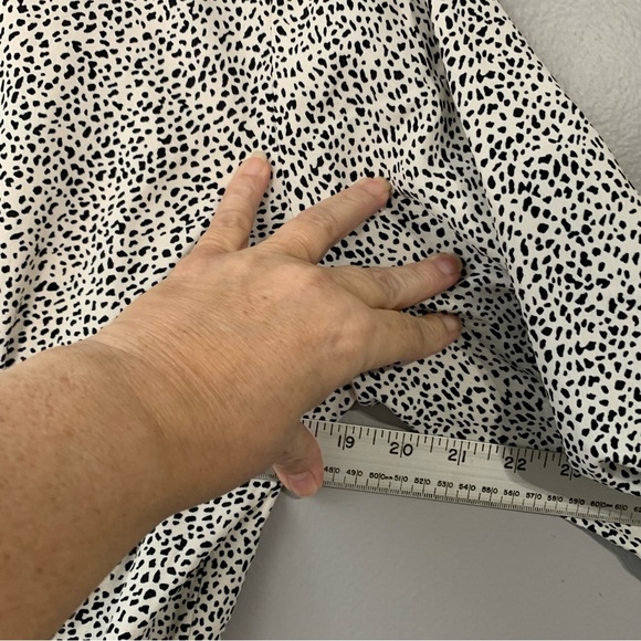 Gilli black and white animal print faux wrap long sleeve blouse. Size L - Picture 6 of 8